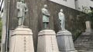 大阪商工会議所・商工稲荷神社の前