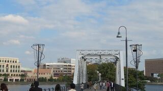 かつての貨物線路跡を整備した遊歩道、みなとみらいを眺めながらおさんぽ