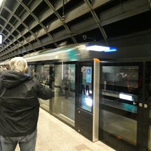 Macquarie University駅に地下鉄が入線