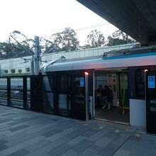 タラウォング駅は掘割の中の駅です。