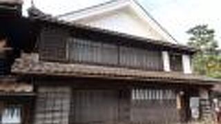 ベンガラ格子が綺麗な建物