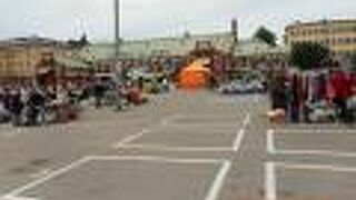 屋外はフリマ、屋内はお店が閉まっていた