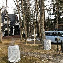 トロイメライの前の道路を山麓に向かうと看板がみえます。