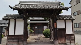 江戸時代の門が残されています