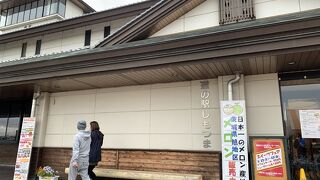 品揃え豊富で野菜も酒も手に入る！特にパン屋さんがおいしい！