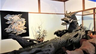 龍頭之茶屋横の龍虎堂の木彫りの龍と虎がすごい迫力