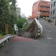 明治時代、東京帝国大学で教えたお雇い外国人教師官舎がこの辺りにあったという。