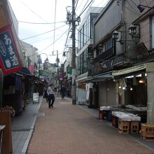 雑然とした店の並びに人気があるよう。