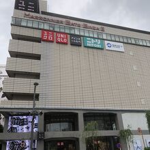 目立つ、ユニクロロゴ。