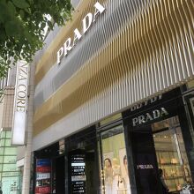 目を引く外観です。