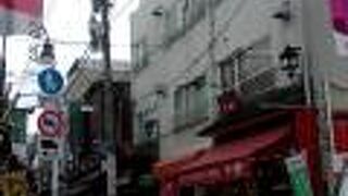 愛染川跡の谷底から、夕やけだんだんの石段まで。