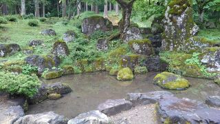 巨石のある美しい庭園