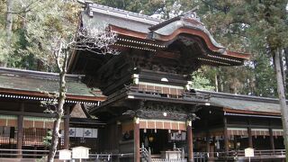 四本の御柱が立つ