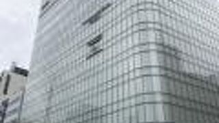 有楽町駅前のテナントビル。