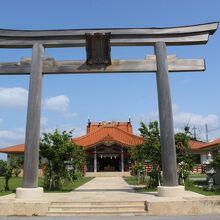 沖縄らしい赤瓦の神社です。