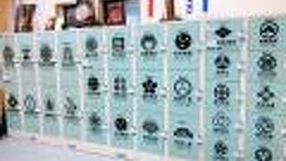 入口のコインロッカーが凄い!　戦国時代ファンは必見の、面白いグッズの数々が売ってます。