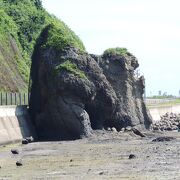 日本海の海岸沿いにある奇岩