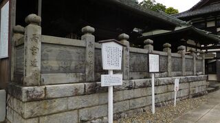 ひっそりとした建物