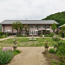校舎を活用した庭園