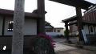 鳥居のような山門が特徴ある寺院