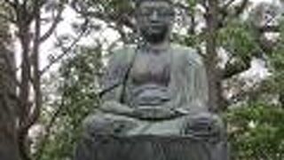 青銅でできている像です