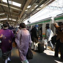 熱海駅１２：３２着でホームはかなり混雑!