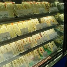 サンドイッチがすらりと並ぶ