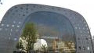 集合住宅と市場が一体