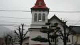 赤い屋根の教会