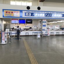 離島ターミナルのカウンター