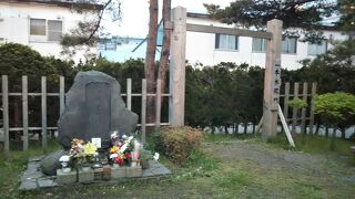 敢えて造った？ような記念地