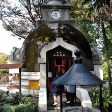 大仏様はパゴダと向かい合っています