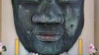 慈悲深い笑みの裏に多くの災難を経てきた苦労が･･･