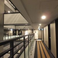 吹き抜けに面して廊下。