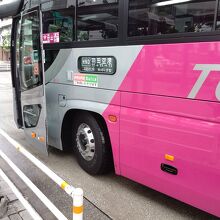 バス停に到着した京急の羽田空港リムジンバス