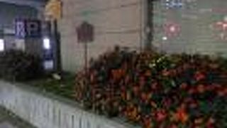 ビルの脇にひっそりと立札が。