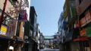 お寺の参道商店街の雰囲気が感じられる。