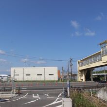 米子空港駅と米子空港は道路１本を隔てて目の前