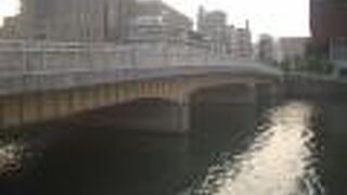 堂島川に架かる橋の１つ