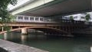 東横堀川に架かる橋の１つ