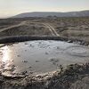 泥が噴出する泥火山。迫力たっぷり