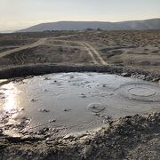 泥が噴出する泥火山。迫力たっぷり