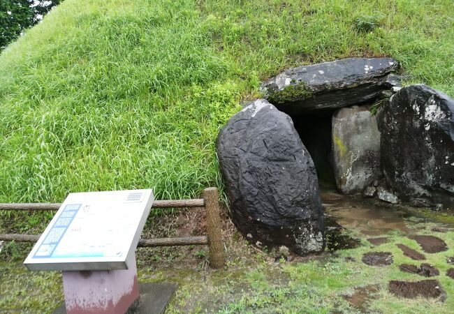 石室が開かれている