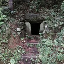 横穴の入り口付近