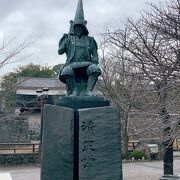 熊本城の入口に立つ像