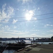 城ケ島の漁港からの城ケ島大橋