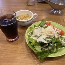 サラダバーにスープ、ドリンク