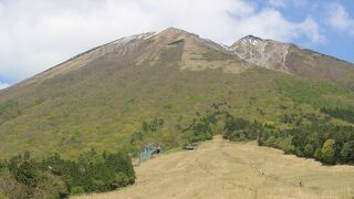 見る角度によってまったく異なる風情の名山