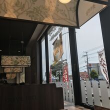 明るい店内