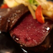 エゾ鹿は見事なロゼ色の仕上がり